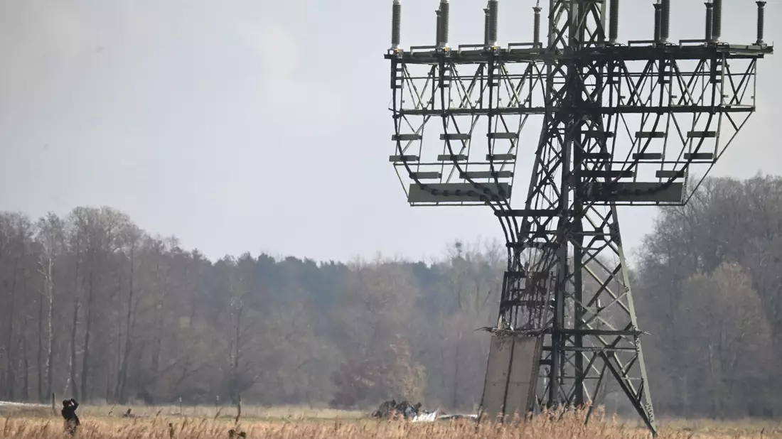 Ein brennender Strommast sorgte für einen Stromausfall im Osten Brandenburgs - und bei der Tesla-Fabrik in Grünheide. - Bild: Sebastian Gollnow/dpa
