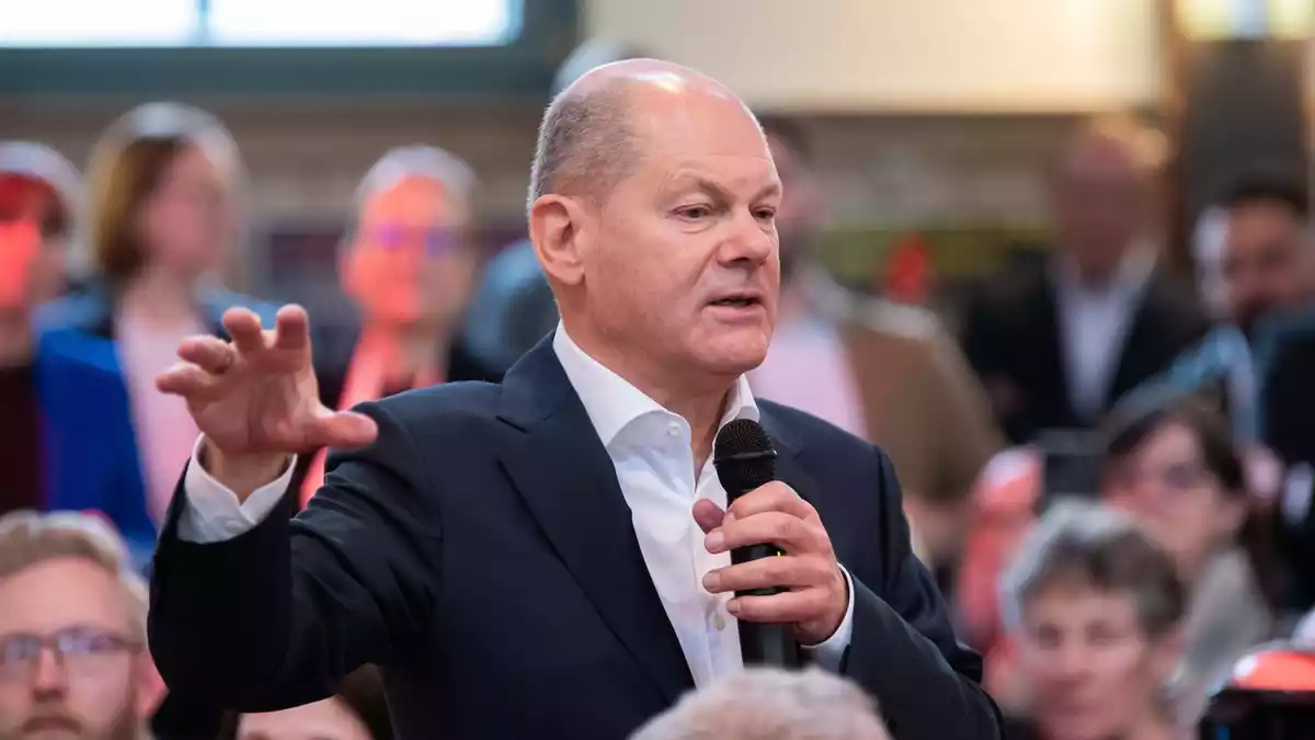 Bundeskanzler Olaf Scholz (SPD) beim Bürgerdialog seiner Partei im baden-württembergischen Nagold (Landkreis Calw). - Bild: Silas Stein/dpa