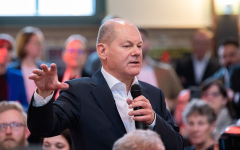 Bundeskanzler Olaf Scholz (SPD) beim Bürgerdialog seiner Partei im baden-württembergischen Nagold (Landkreis Calw). - Foto: Silas Stein/dpa
