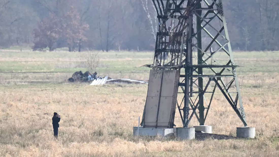 Der verbrannte Strommast auf einem Feld unweit der Tesla-Fabrik in Grünheide. - Bild: Sebastian Gollnow/dpa