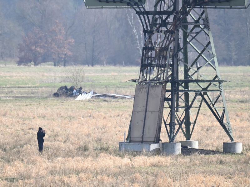 Der verbrannte Strommast auf einem Feld unweit der Tesla-Fabrik in Grünheide. - Foto: Sebastian Gollnow/dpa