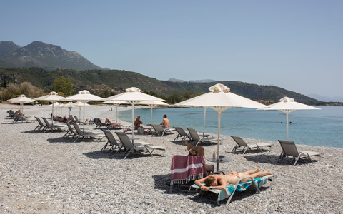 Der klassische Badeurlaub ist bei deutschen Touristen besonders beliebt. - Foto: Socrates Baltagiannis/dpa Der klassische Badeurlaub ist bei deutschen Touristen besonders beliebt. - Foto: Socrates Baltagiannis/dpa