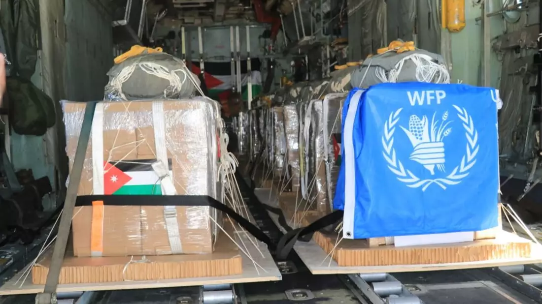 Humanitären Hilfsgüter in einem Flugzeug kurz vor dem Abwurf über Gaza. - Bild: Jordanian Armed Force Website/dpa