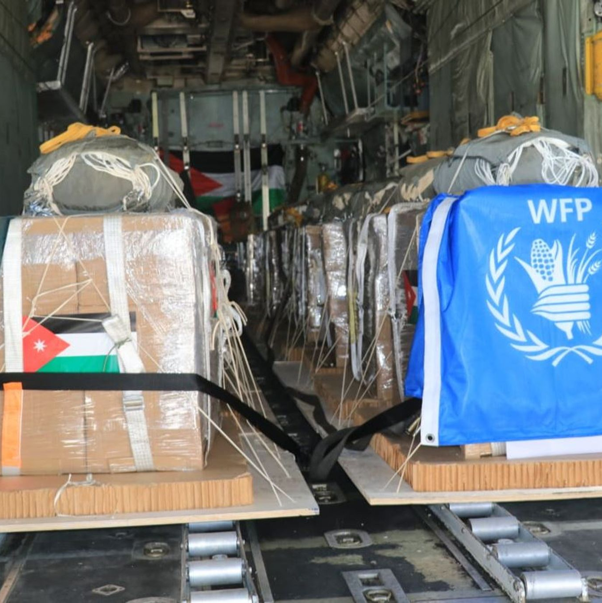 Humanitären Hilfsgüter in einem Flugzeug kurz vor dem Abwurf über Gaza. - Foto: Jordanian Armed Force Website/dpa