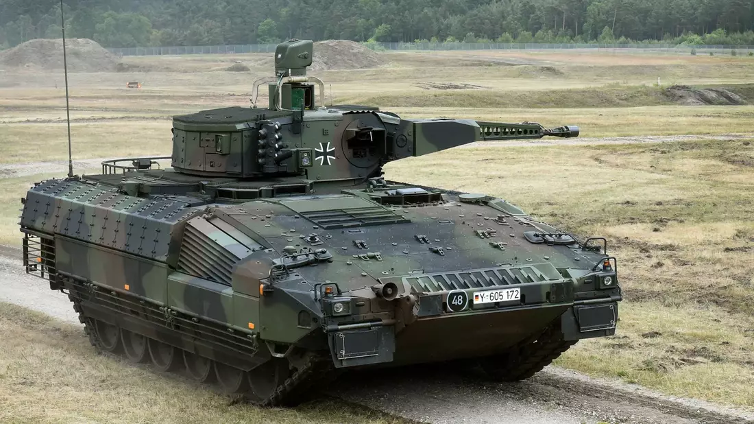 Ein Schützenpanzer vom Typ Puma auf dem Erprobungsgelände des Unternehmens Rheinmetall in der Lüneburger Heide. - Bild: Holger Hollemann/dpa