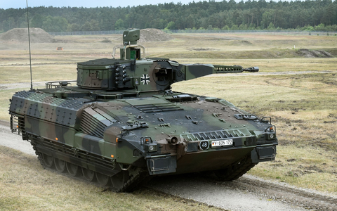 Ein Schützenpanzer vom Typ Puma auf dem Erprobungsgelände des Unternehmens Rheinmetall in der Lüneburger Heide. - Foto: Holger Hollemann/dpa