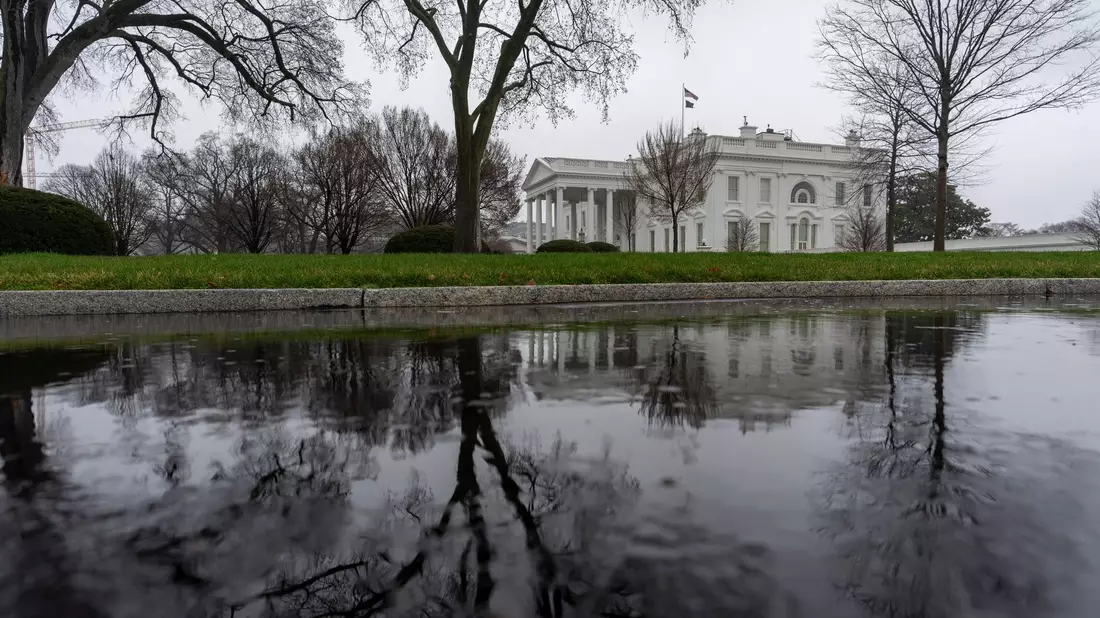 Das Weiße Haus im Regen. - Bild: Alex Brandon/AP/dpa