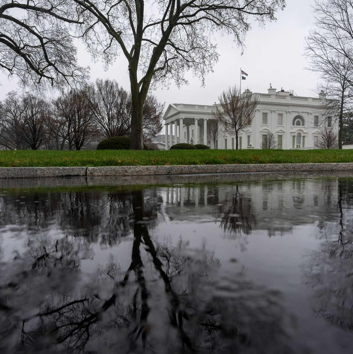 Das Weiße Haus im Regen. - Foto: Alex Brandon/AP/dpa