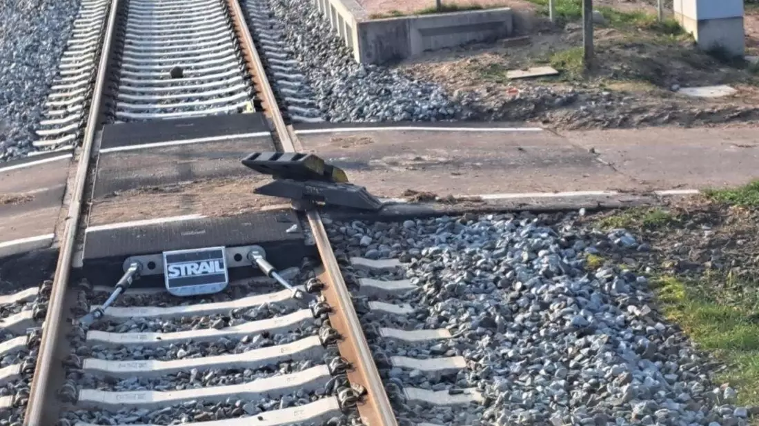 BPOL-HB: TL-Fußplatten und Schottersteine auf Bahngleise in Neetzendorf gelegt - Bild: presseportal.de