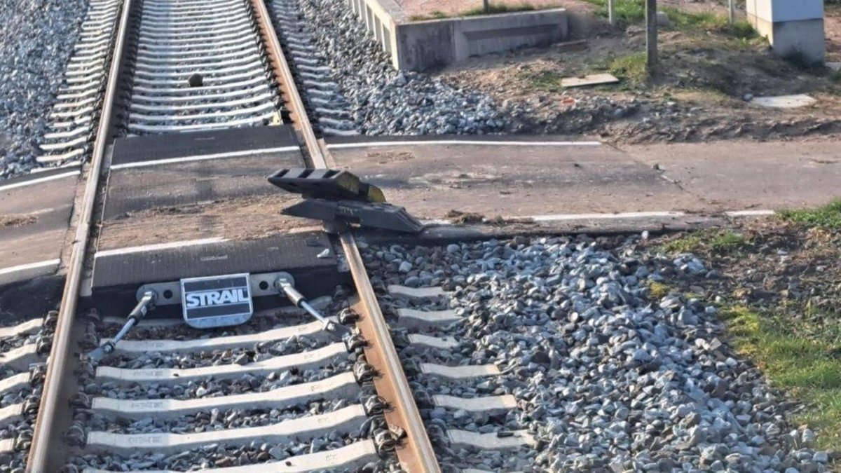 BPOL-HB: TL-Fußplatten und Schottersteine auf Bahngleise in Neetzendorf gelegt - Foto: presseportal.de