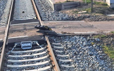 BPOL-HB: TL-FuĂplatten und Schottersteine auf Bahngleise in Neetzendorf gelegt - Foto: presseportal.de BPOL-HB: TL-FuĂplatten und Schottersteine auf Bahngleise in Neetzendorf gelegt - Foto: presseportal.de