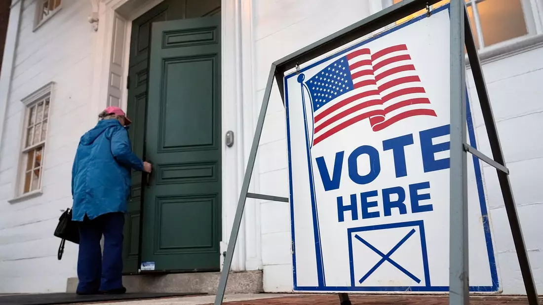 Ein Wahllokal in Kennebunk (Maine). - Bild: Michael Dwyer/AP/dpa
