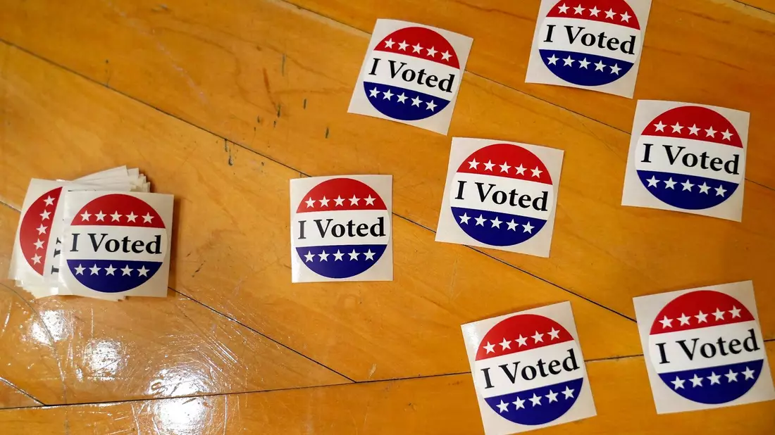 «Ich habe gewählt»-Sticker liegen in einem Wahllokal aus. - Bild: Michael Dwyer/AP