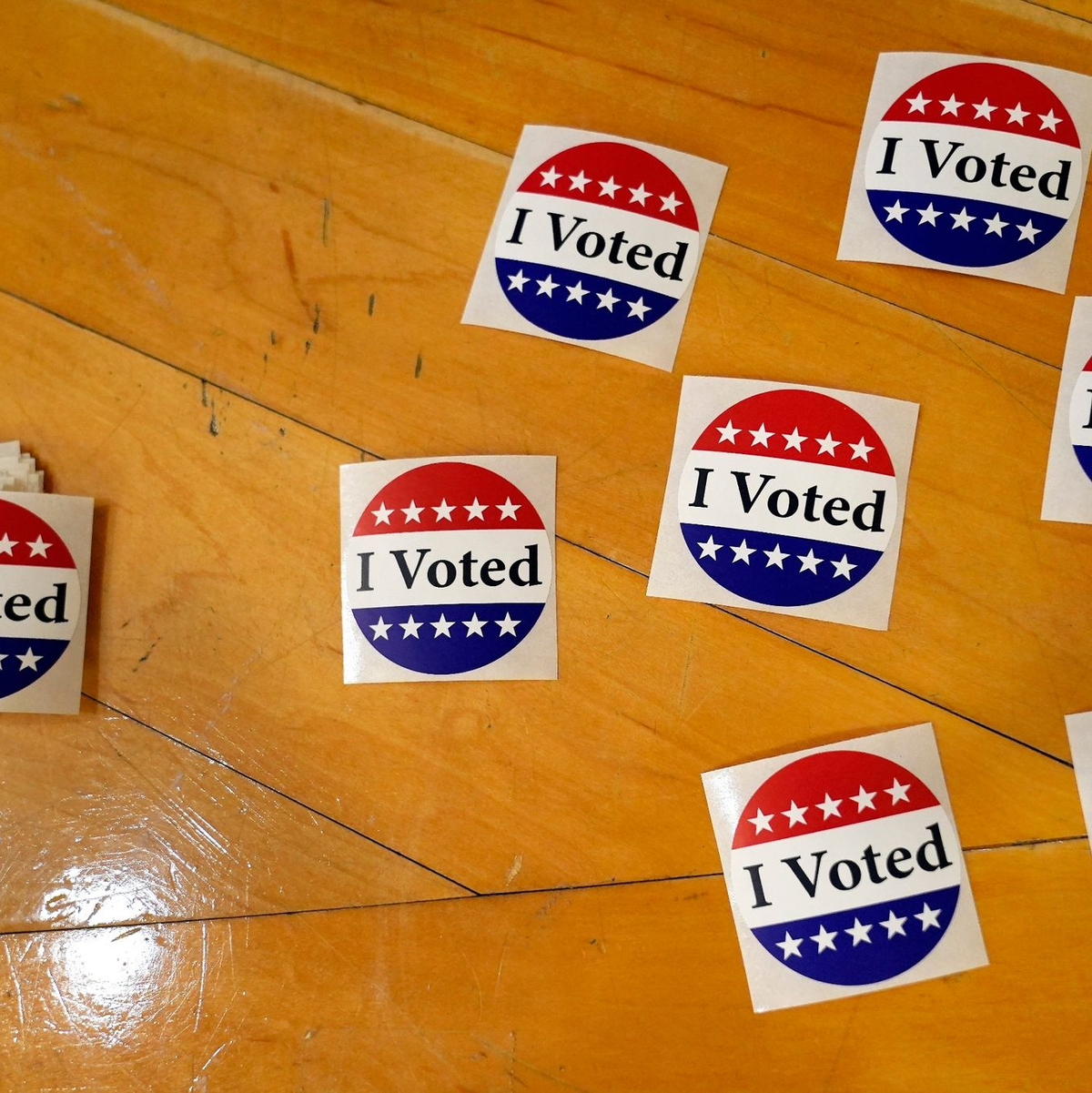 «Ich habe gewählt»-Sticker liegen in einem Wahllokal aus. - Foto: Michael Dwyer/AP