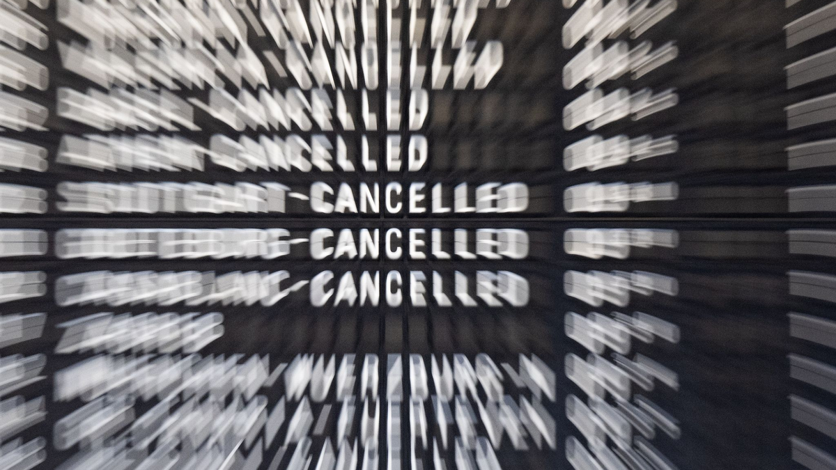 Reisende müssen sich während des Lufthansa-Warnstreiks auf massive Flugausfälle einstellen. - Foto: Boris Roessler/dpa