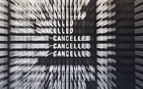 Reisende müssen sich während des Lufthansa-Warnstreiks auf massive Flugausfälle einstellen. - Foto: Boris Roessler/dpa