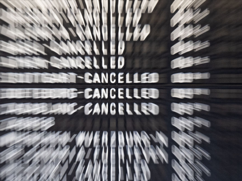 Reisende müssen sich während des Lufthansa-Warnstreiks auf massive Flugausfälle einstellen. - Foto: Boris Roessler/dpa