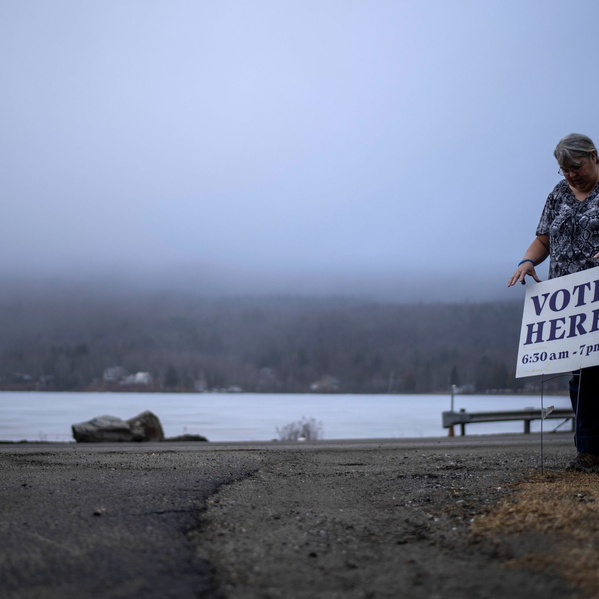 Die Stadtschreiberin Sandra Lacasse platziert ein Wahl-Schild vor dem Stadtbüro in Elmore (Vermont). - Foto: David Goldman/AP/dpa