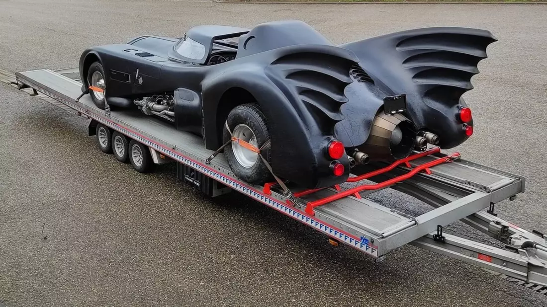Das «Batmobil» bei der zollrechtlichen Abfertigung in Untermünkheim. - Bild: -/Hauptzollamt Heilbronn/dpa