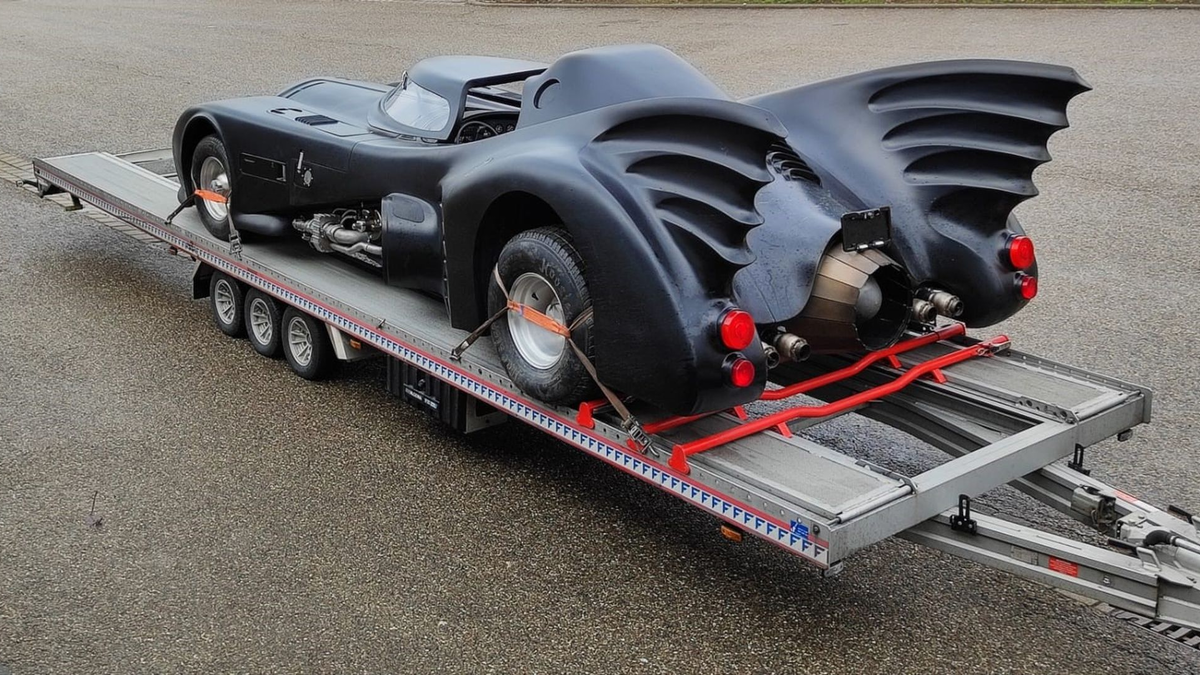 Das «Batmobil» bei der zollrechtlichen Abfertigung in Untermünkheim. - Foto: -/Hauptzollamt Heilbronn/dpa