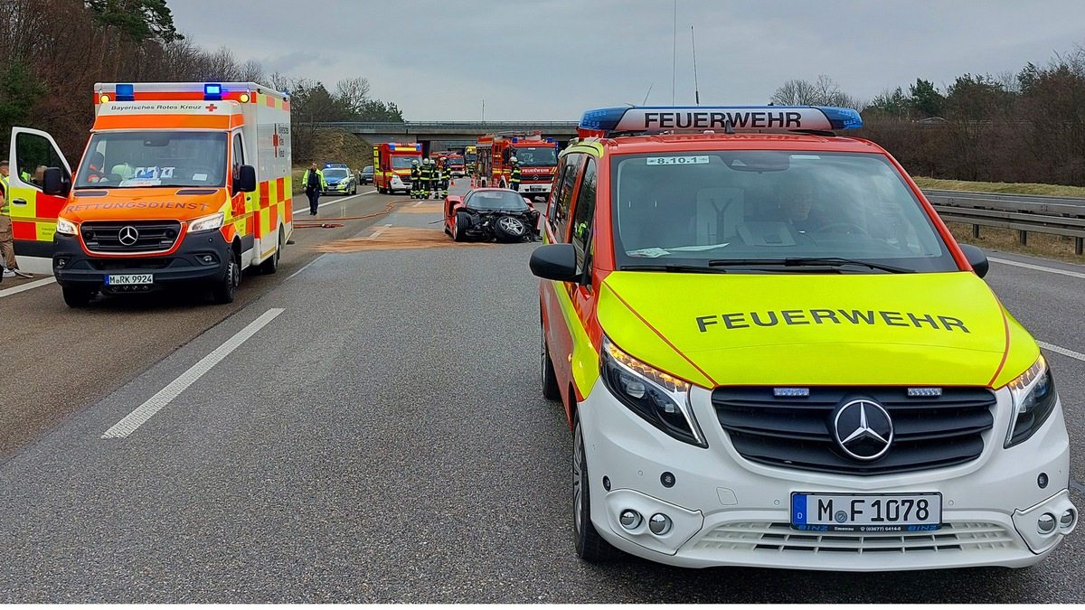 FW-M: Ferrari kracht in Leitplanke (Neuherberg) - Foto: presseportal.de