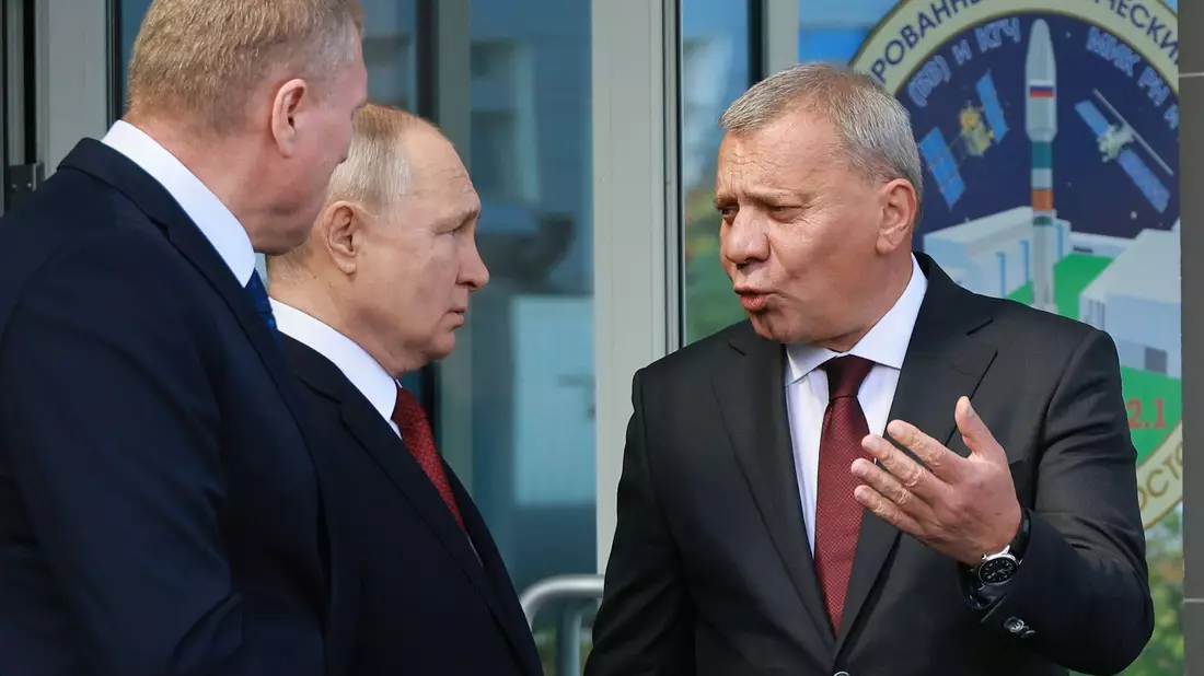 Roscosmos-Chef Juri Borissow (r) und Russlands Präsident Wladimir Putin (M). - Bild: Vladimir Smirnov/Pool Sputnik Kremlin/AP/dpa