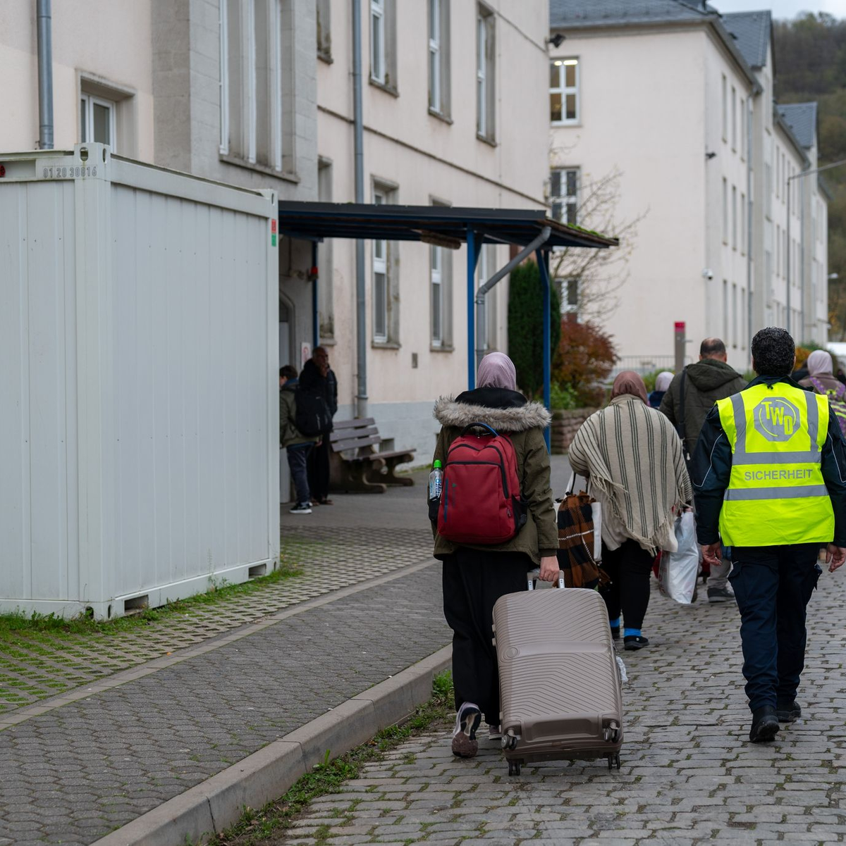 Geflüchtete kommen an einer Asylunterkunft in Trier an. Vor dem Spitzentreffen von Bund und Ländern hat der Städtetag auf die Probleme bei der Unterbringung von Geflüchteten hingewiesen. - Foto: Harald Tittel/dpa