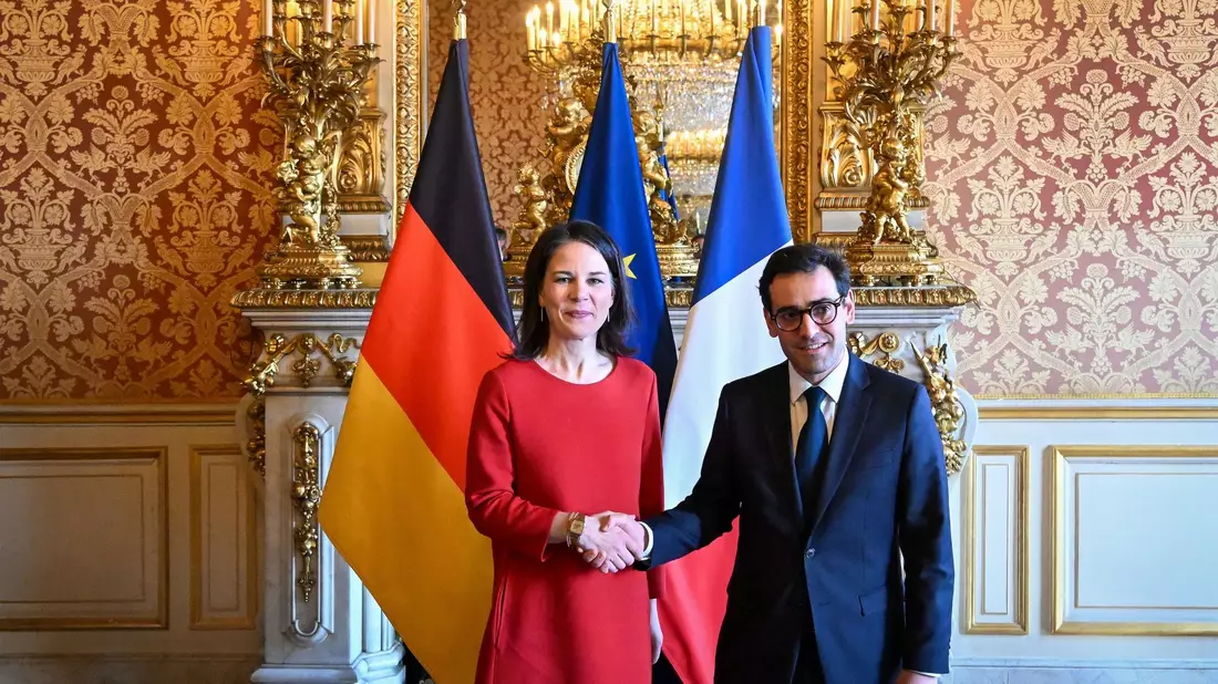 Bundesaußenministerin Annalena Baerbock und Frankreichs Außenminister Stephane Sejourne begrüßen sich vor ihrem Gespräch in Paris. - Bild: Soeren Stache/dpa