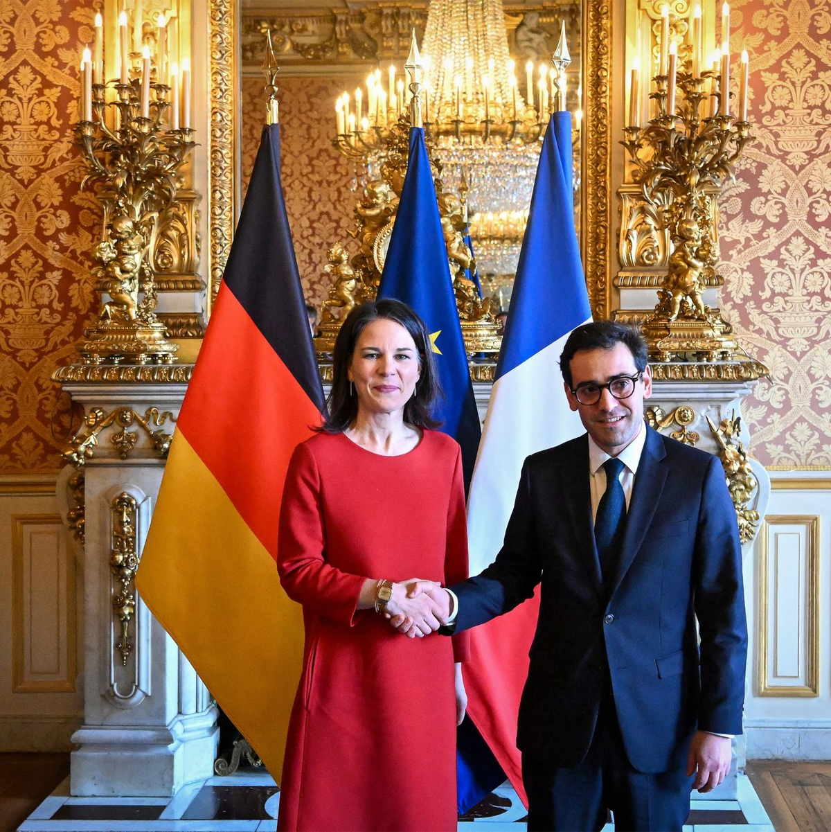 Bundesaußenministerin Annalena Baerbock und Frankreichs Außenminister Stephane Sejourne begrüßen sich vor ihrem Gespräch in Paris. - Foto: Soeren Stache/dpa