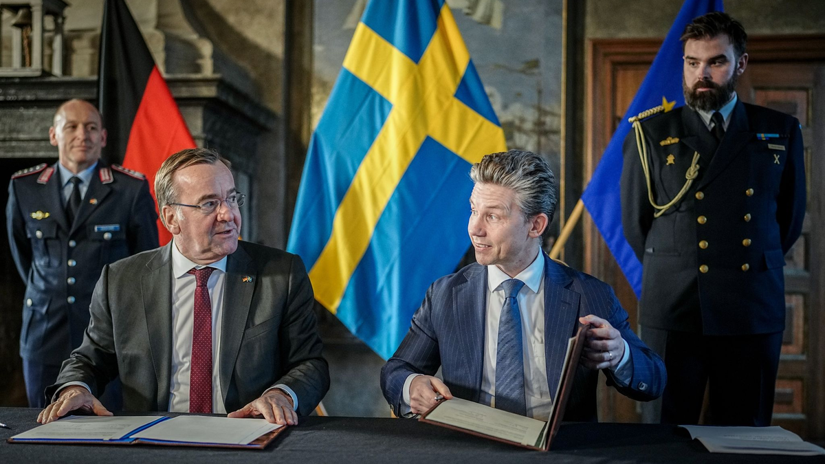 Bundesverteidigungsminister Boris Pistorius und sein schwedischer Amtskollege Pal Jonson unterzeichnen in Stockholm im Schloss Karlberg ein Dokument für eine weiter vertiefte militärische Zusammenarbeit. - Foto: Kay Nietfeld/dpa