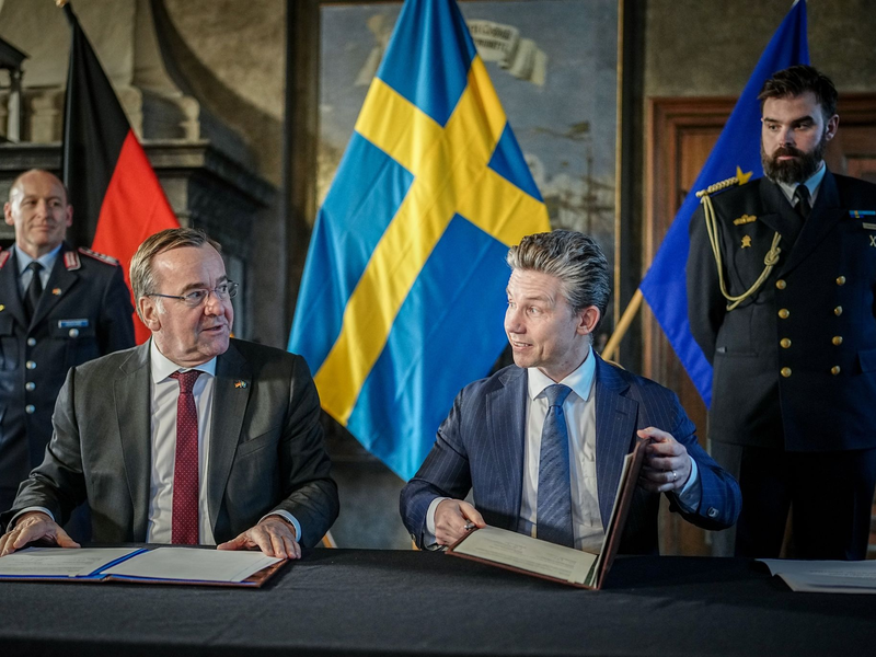 Bundesverteidigungsminister Boris Pistorius und sein schwedischer Amtskollege Pal Jonson unterzeichnen in Stockholm im Schloss Karlberg ein Dokument für eine weiter vertiefte militärische Zusammenarbeit. - Foto: Kay Nietfeld/dpa