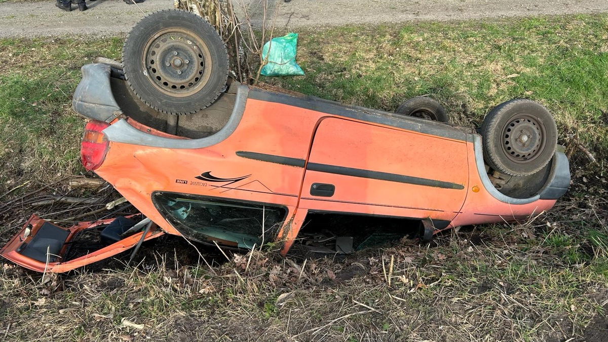 FW-ROW: Drei Menschen bei Verkehrsunfall in Hütten verletzt - Foto: presseportal.de