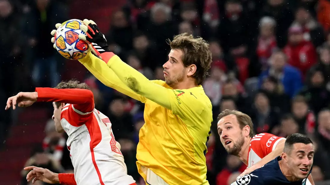 Lazios Torhüter Ivan Provedel kommt vor Thomas Müller (l) an den Ball. - Bild: Sven Hoppe/dpa
