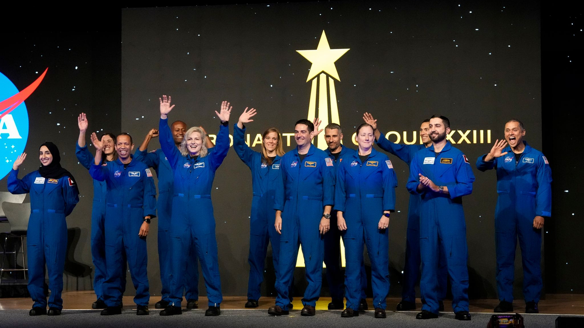 Die Astronauten der Nasa-Absolventengruppe XXIII winken der Menge zu, während sie bei der Abschlussfeier im Johnson Space Center in Houston vorgestellt werden. - Foto: Yi-Chin Lee/Houston Chronicle/AP/dpa