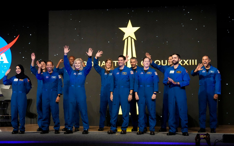 Die Astronauten der Nasa-Absolventengruppe XXIII winken der Menge zu, während sie bei der Abschlussfeier im Johnson Space Center in Houston vorgestellt werden. - Foto: Yi-Chin Lee/Houston Chronicle/AP/dpa