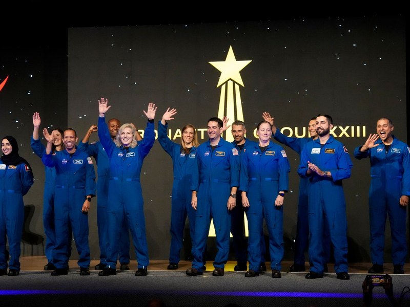 Die Astronauten der Nasa-Absolventengruppe XXIII winken der Menge zu, während sie bei der Abschlussfeier im Johnson Space Center in Houston vorgestellt werden. - Foto: Yi-Chin Lee/Houston Chronicle/AP/dpa