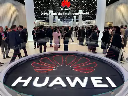 Das Logo des chinesischen Technologiekonzerns Huawei ist am Eingang seines Messestandes beim Mobile World Congress (MWC) zu sehen. - Foto: Wolf von Dewitz/dpa