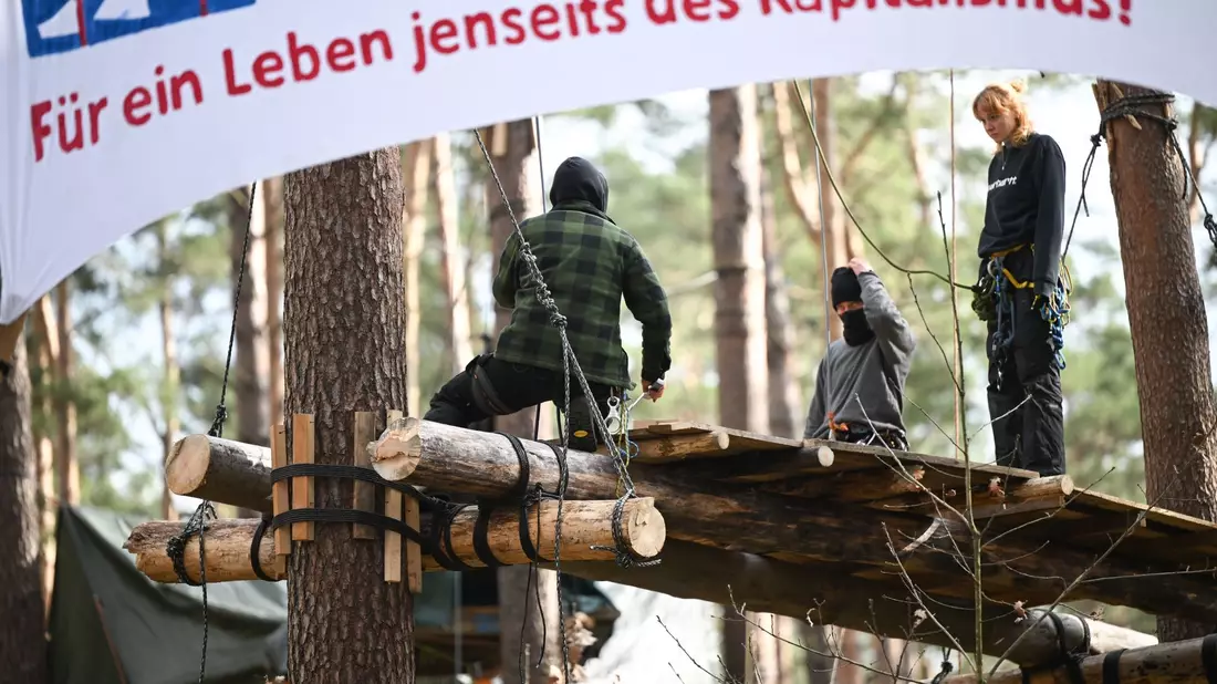 Die Umweltaktivisten im Protestcamp in einem Wald in der Nähe des Werks weisen einen Zusammenhang mit dem mutmaßlichen Anschlag zurück. - Bild: Sebastian Gollnow/dpa