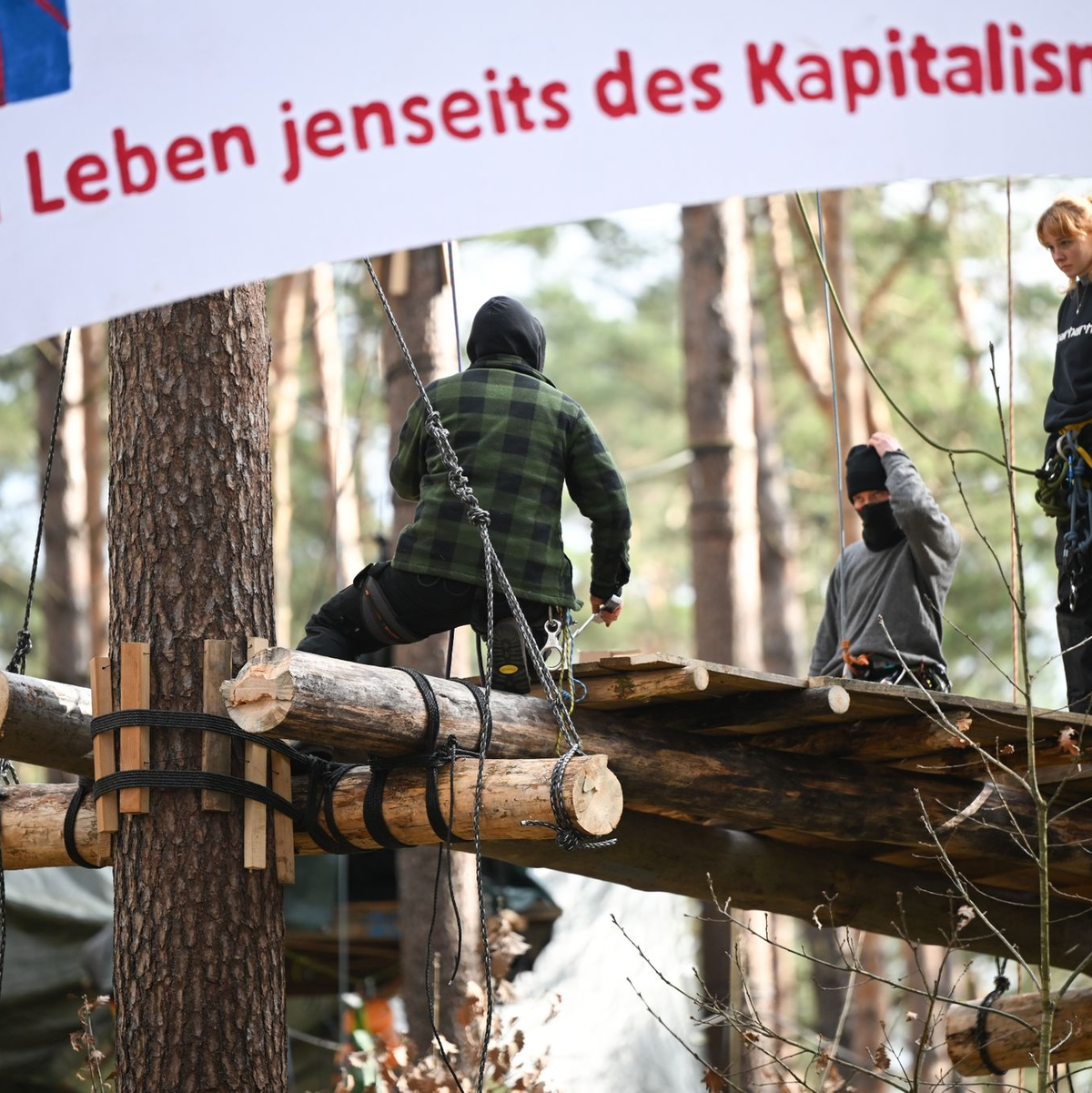 Die Umweltaktivisten im Protestcamp in einem Wald in der Nähe des Werks weisen einen Zusammenhang mit dem mutmaßlichen Anschlag zurück. - Foto: Sebastian Gollnow/dpa