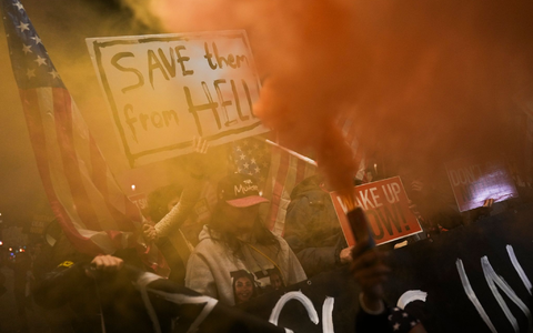 In Israel verfolgten Menschen vergangenes Wochenende die Freilassung dreier Geiseln. (Archivbild) - Foto: Oded Balilty/AP/dpa