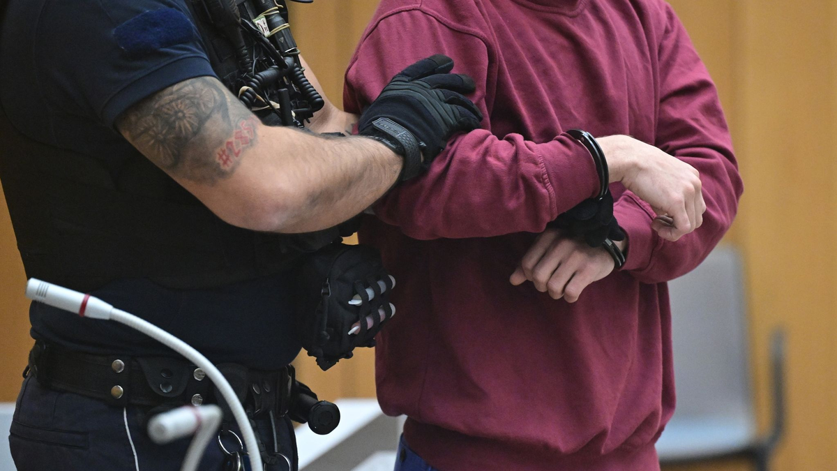 Die Staatsanwaltschaft Stuttgart hat Anklage unter anderem wegen versuchten Mordes gegen den 23 Jahre alten mutmaßlichen Granatenwerfer erhoben. - Foto: Bernd Weißbrod/dpa