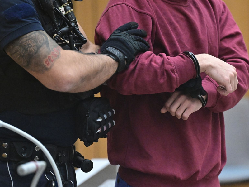 Die Staatsanwaltschaft Stuttgart hat Anklage unter anderem wegen versuchten Mordes gegen den 23 Jahre alten mutmaßlichen Granatenwerfer erhoben. - Foto: Bernd Weißbrod/dpa