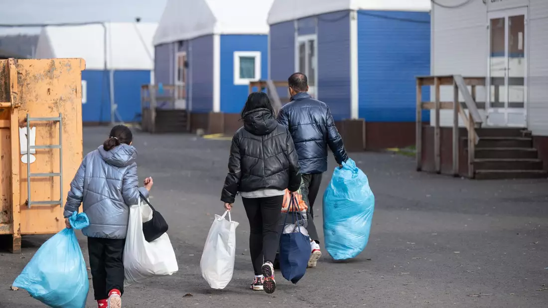 Die Unterbringung einer größeren Zahl von Asylsuchenden in Gemeinden mit wenigen Einwohnern sorgt mancherorts für Spannungen. - Bild: Boris Roessler/dpa