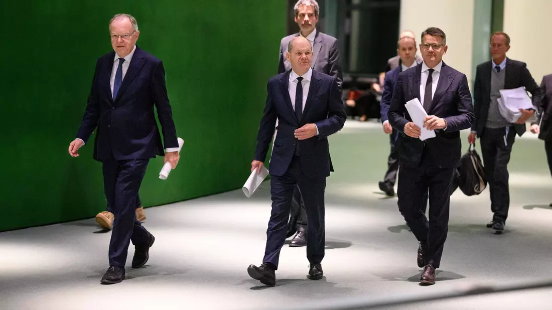 Olaf Scholz (M, SPD), Boris Rhein (r, CDU) und Stephan Weil (l, SPD) nach dem Bund-Länder-Gipfel im vergangenen November - nun kommen sie wieder zusammen. - Bild: Bernd von Jutrczenka/dpa