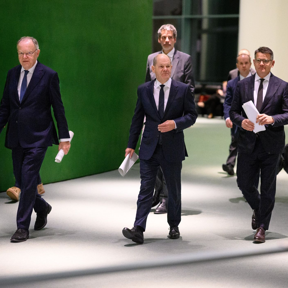 Olaf Scholz (M, SPD), Boris Rhein (r, CDU) und Stephan Weil (l, SPD) nach dem Bund-Länder-Gipfel im vergangenen November - nun kommen sie wieder zusammen. - Foto: Bernd von Jutrczenka/dpa