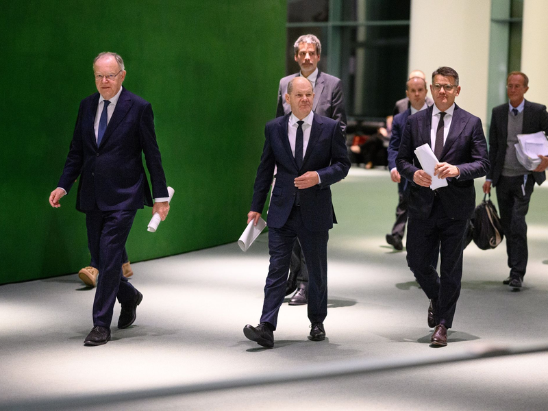 Olaf Scholz (M, SPD), Boris Rhein (r, CDU) und Stephan Weil (l, SPD) nach dem Bund-Länder-Gipfel im vergangenen November - nun kommen sie wieder zusammen. - Foto: Bernd von Jutrczenka/dpa