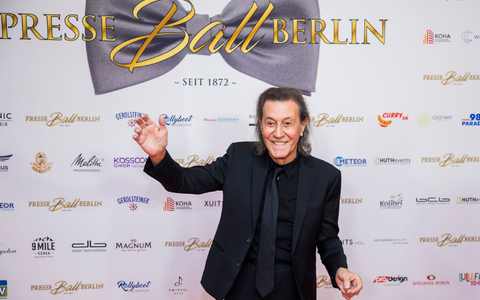 Albert Hammond, Musiker, kommt zum Berliner Presseball ins Hotel «Titanic Chaussee Berlin». Der legendäre Songwriter hat erstmals seit 20 Jahren wieder ein Album mit neuen Songs veröffentlicht, die er selbst singt. - Foto: Christoph Soeder/dpa