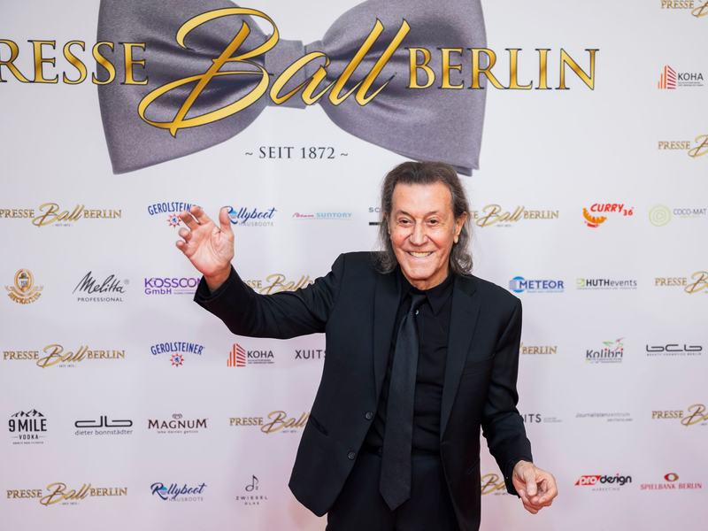 Albert Hammond, Musiker, kommt zum Berliner Presseball ins Hotel «Titanic Chaussee Berlin». Der legendäre Songwriter hat erstmals seit 20 Jahren wieder ein Album mit neuen Songs veröffentlicht, die er selbst singt. - Foto: Christoph Soeder/dpa