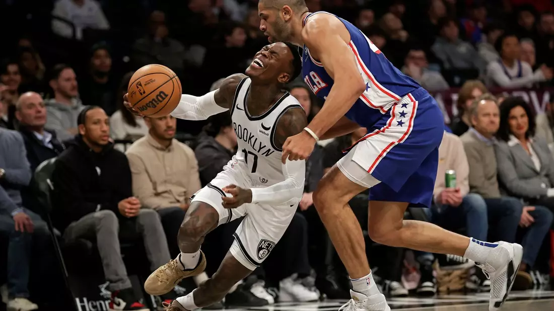 Dennis Schröder (l) kam gegen die 76ers auf 20 Punkte und 8 Vorlagen. - Bild: Adam Hunger/AP/dpa
