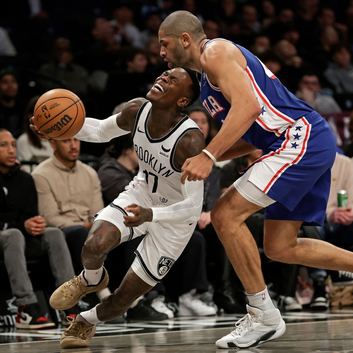 Dennis Schröder (l) kam gegen die 76ers auf 20 Punkte und 8 Vorlagen. - Foto: Adam Hunger/AP/dpa